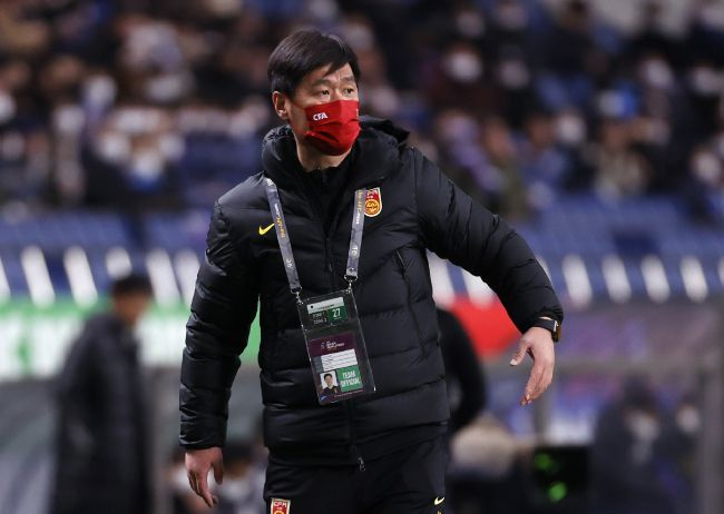 男女亲吻一边亲一边脱